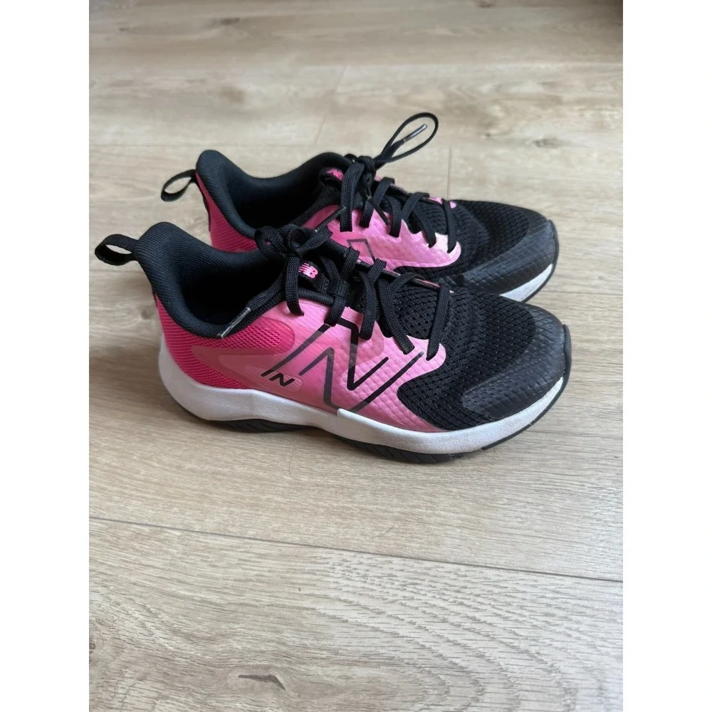 EUC Girls Shoes New Balance Kids Rave Run v2 (Big Kid) Pink and Black Size 1.5